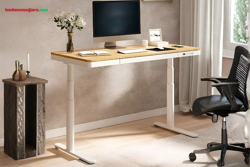 Bàn làm việc nâng hạ thông minh hỗ trợ sức khỏe người dùng