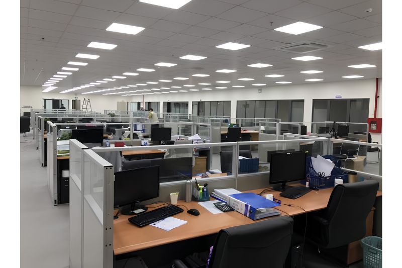 Bàn làm việc NT120S phù hợp với nhiều không gian