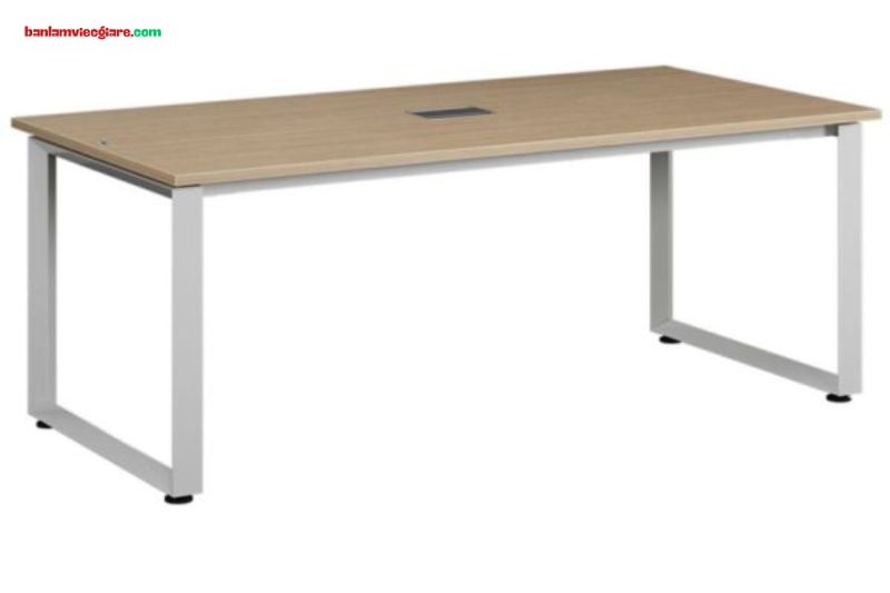 Bàn HRH1810C5 sở hữu thiết kế hiện đại với mặt bàn hình chữ nhật